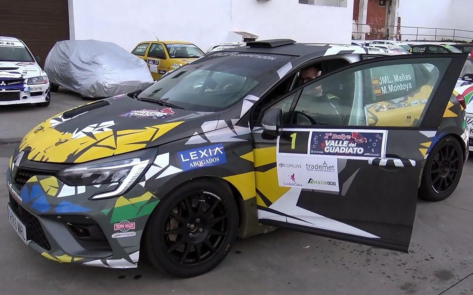 El piloto almeriense José Miguel López Mañas subido a su vehículo antes de disputar la prueba.