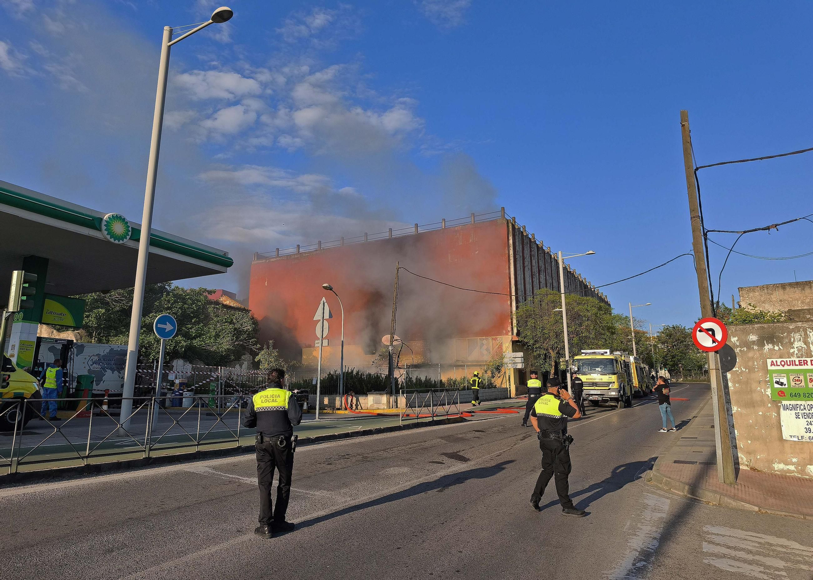 Fotos del incendio de la edificio abandonado en la avenida Gesto por la Paz de Algeciras