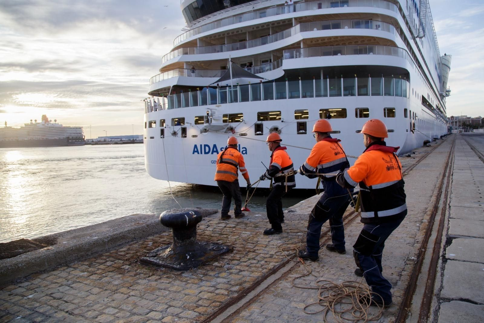 Tres grandes cruceros trajeron este miércoles hasta Cádiz a varios miles de turistas