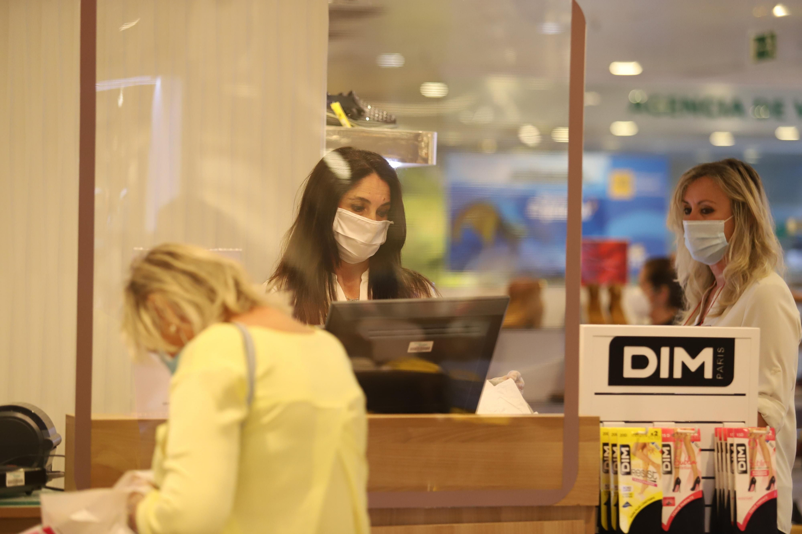 Imágenes del Corte Ingles retomando su actividad en la fase dos de la desescalada en Huelva