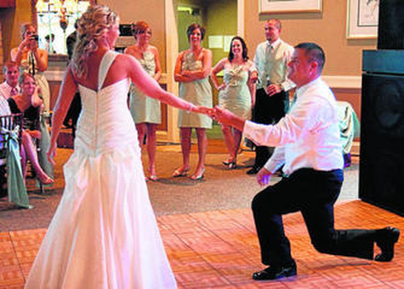 La Escuela de Música enseña a los recién casados el baile nupcial