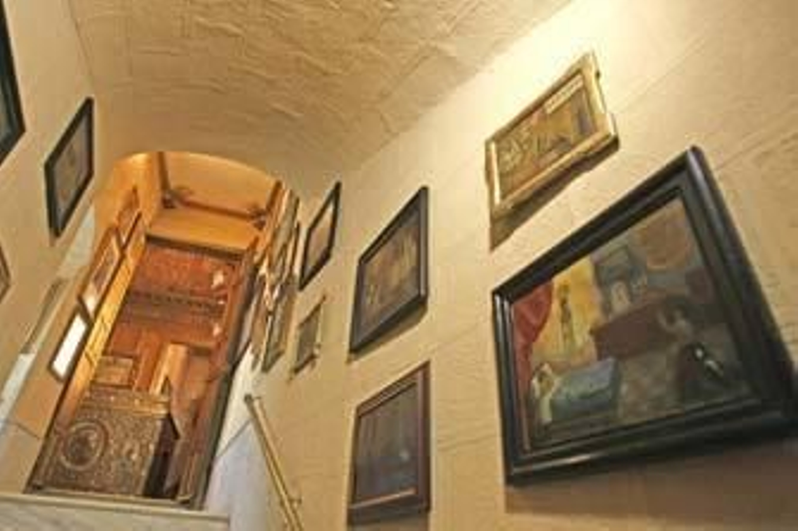 Escalera de acceso al camarín de La Merced, donde en cuyas paredes cuelgan numerosos exvotos. /Pascual