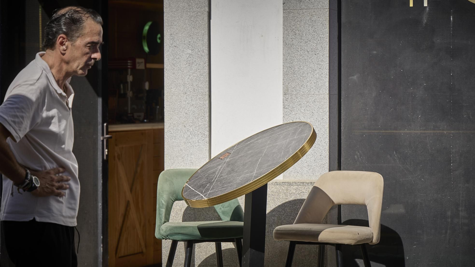 Las imágenes de la caida de un balcón sobre una persona desde una obra en la Plaza de San Juan de Dios