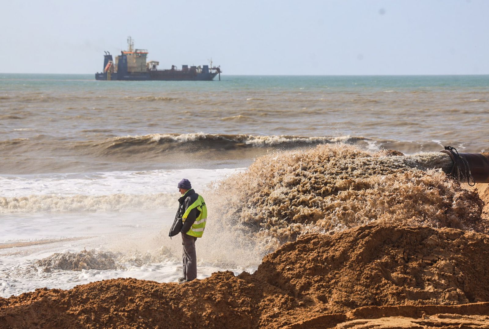 Fotografías del aporte de arena a la playa de Matalascañas