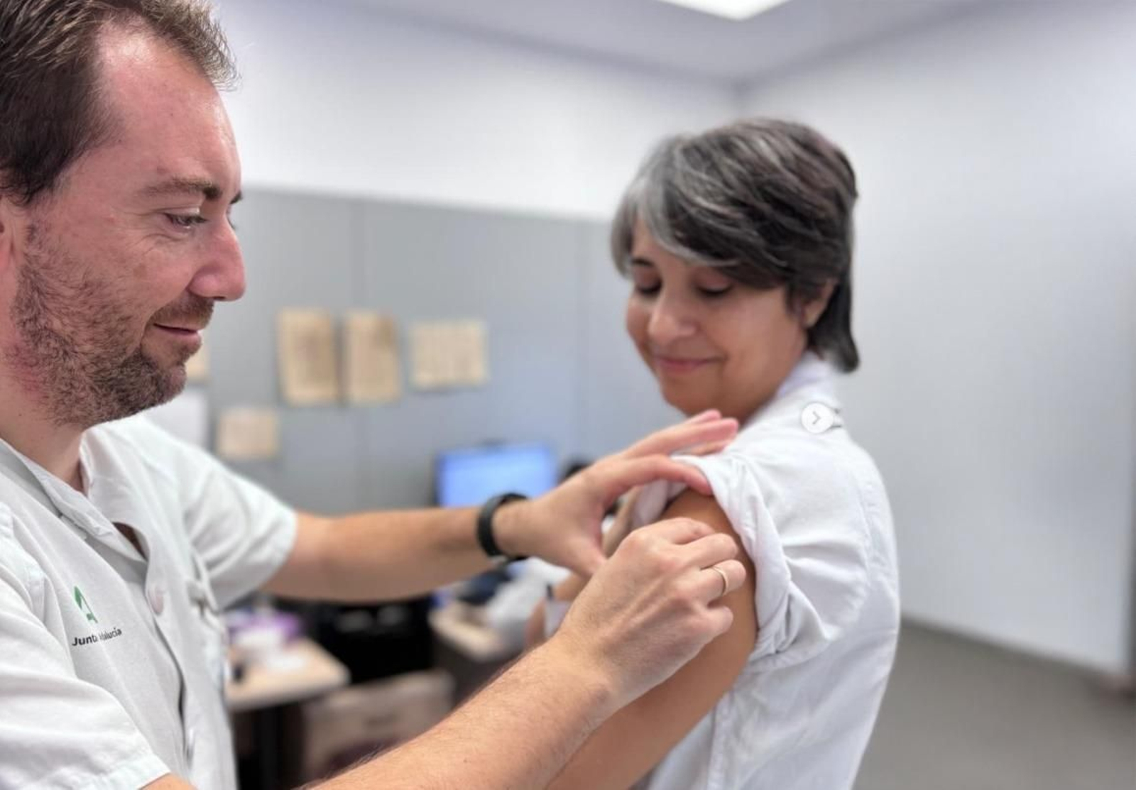 Una mujer recibe la dosis de la vacuna
