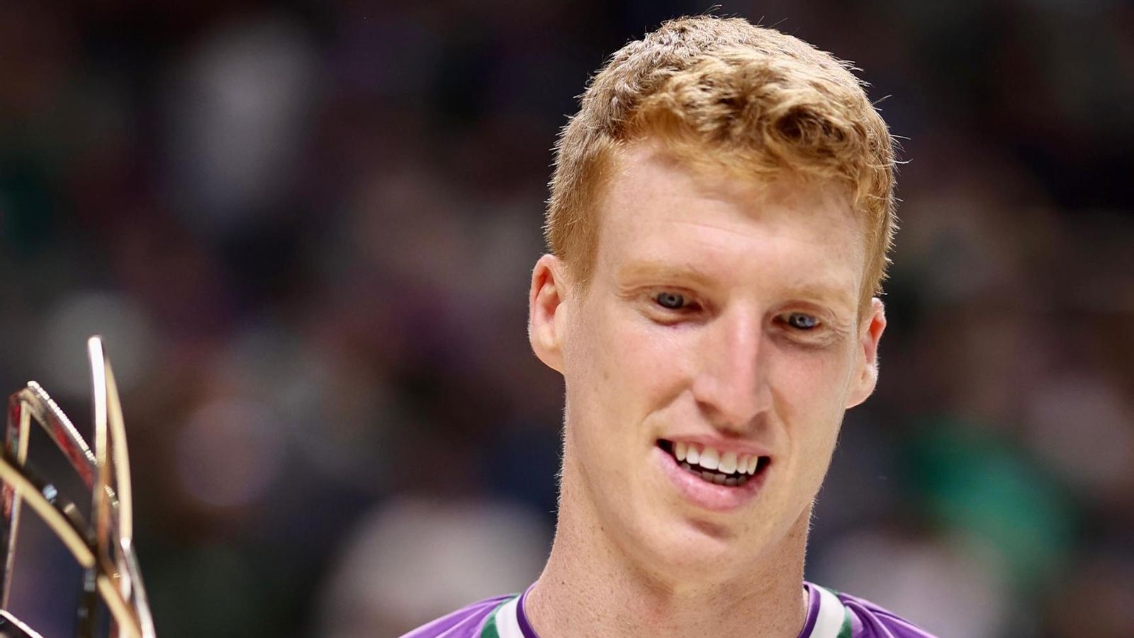 Los abonados más veteranos del Unicaja despliegan la bandera de campeón de la BCL