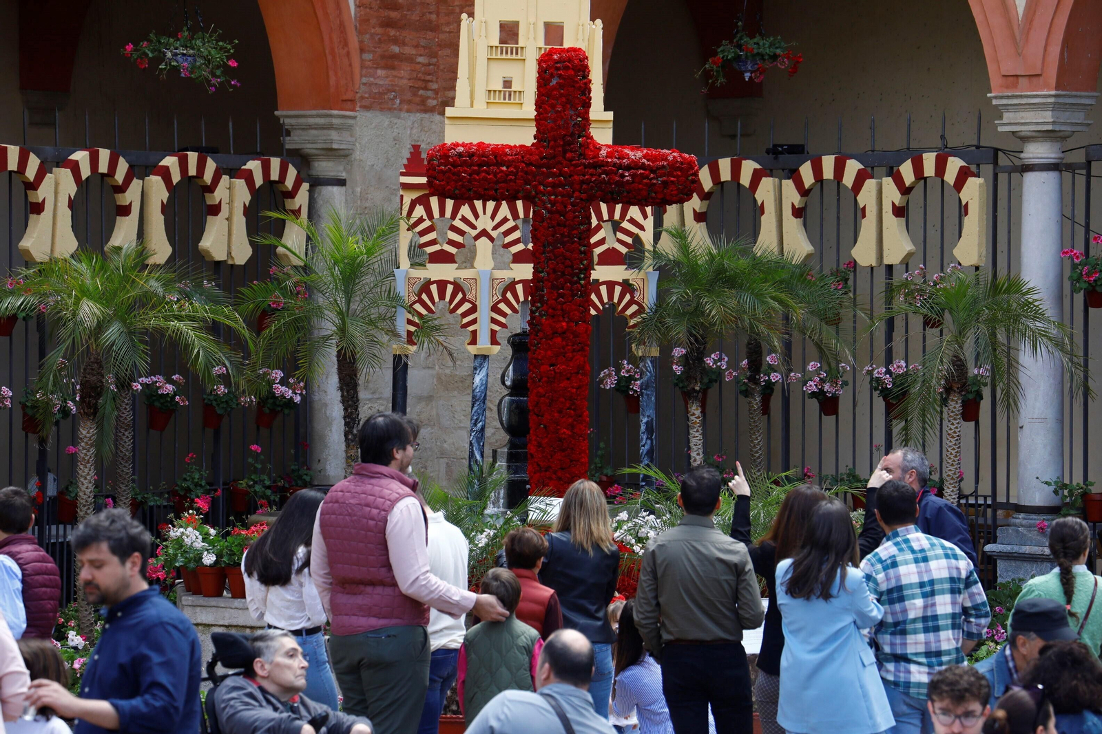 El tiempo da un respiro para celebrar el ultimo día de Cruces de Mayo en Córdoba, en imágenes