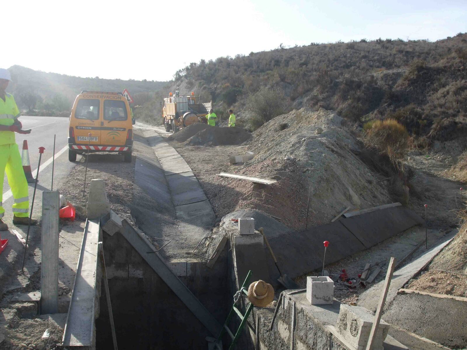 Un operario de conservación de carreteras durante los trabajos que están realizando en la A-92.