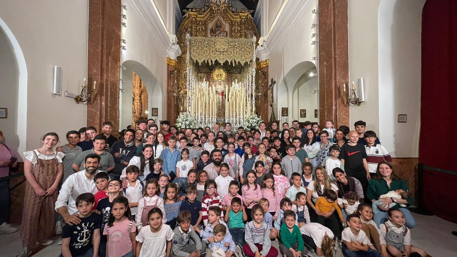 Un grupo de niños en la Esperanza de Triana ayudando a las tareas de montaje