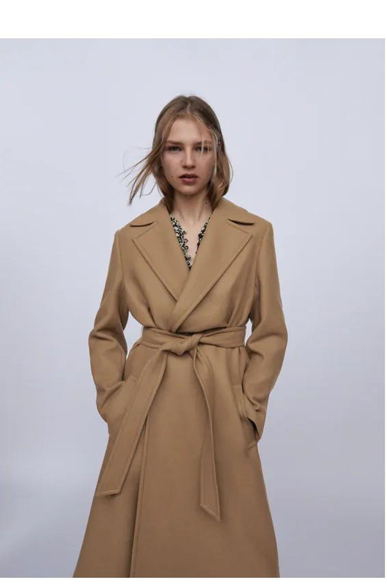 Abrigo camel de Zara.