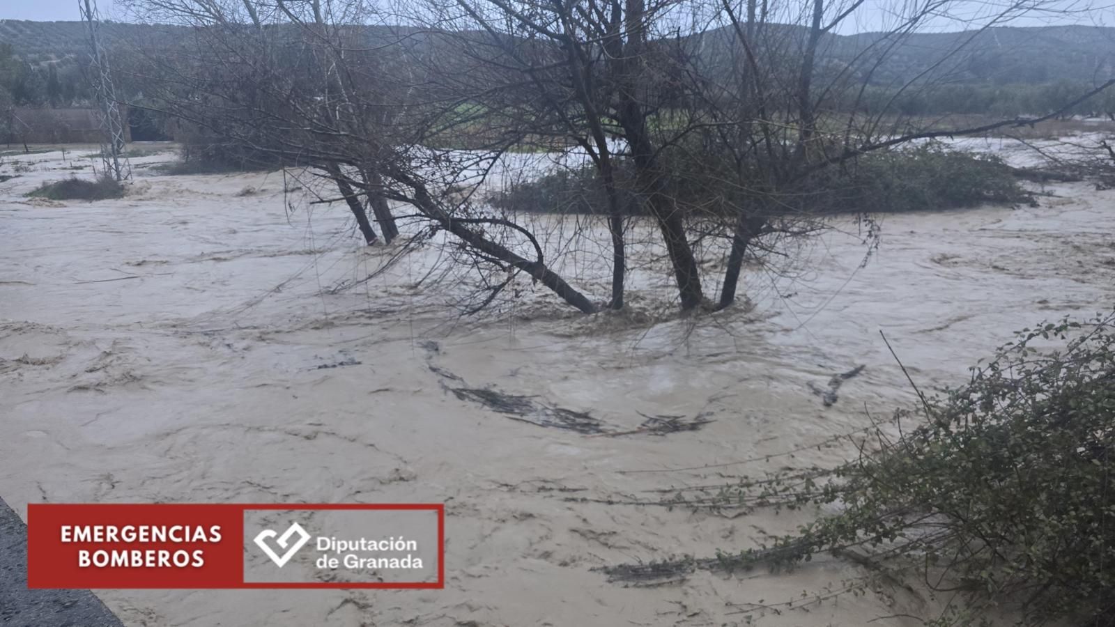 Todas las fotos de la borrasca Leonardo y sus incidencias en Granada: desprendimientos, ríos desbordados y lluvia