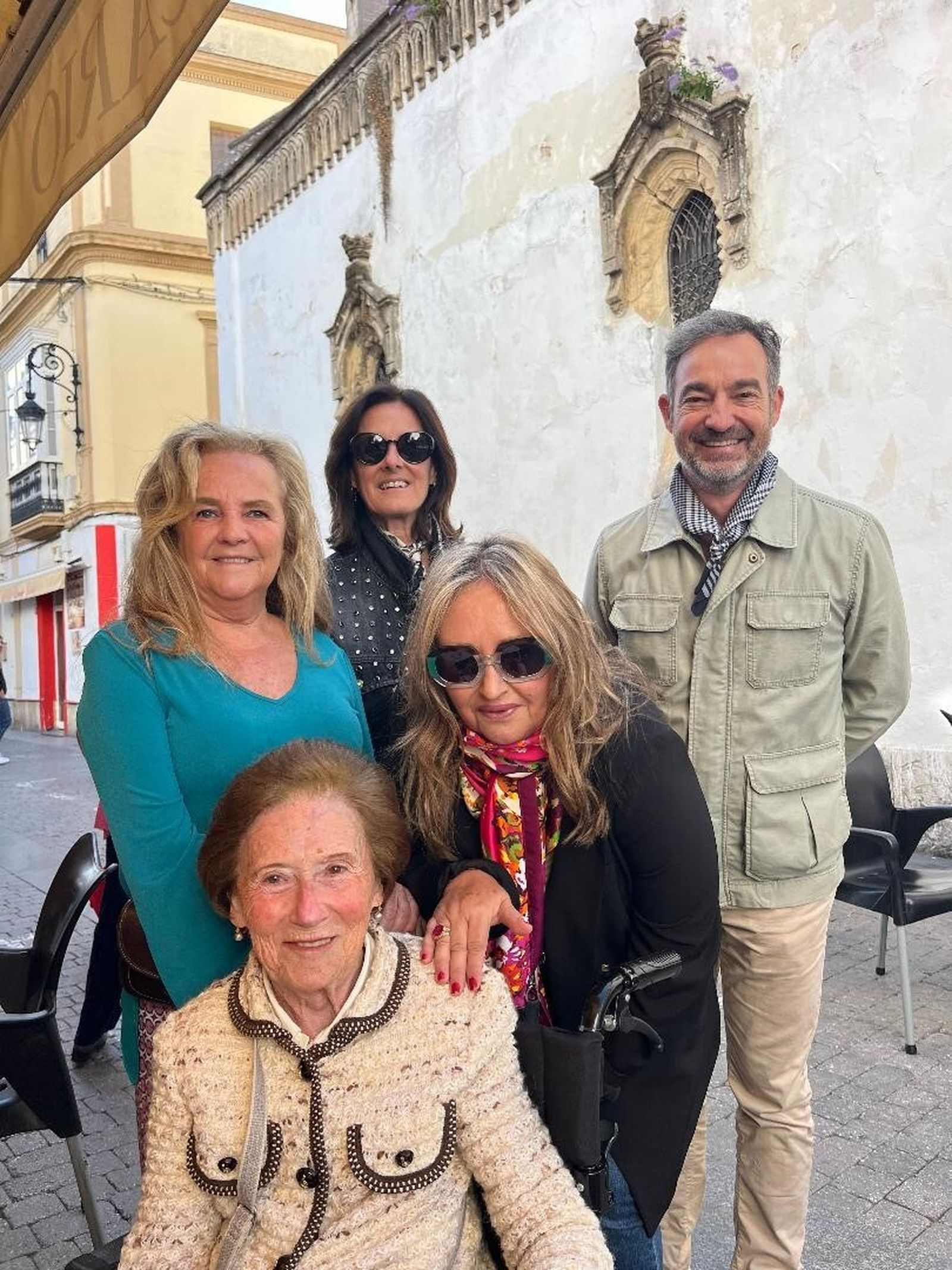 Encarna Bustillo con Sofia de la Cierva, Roberto Castro, Chica Hidalgo y Sofía Hernández.