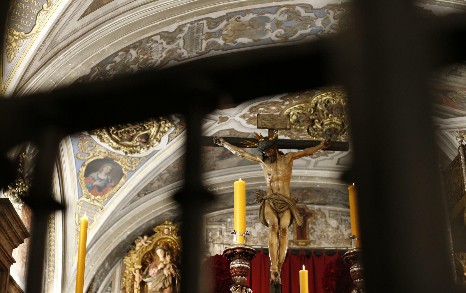 Colas en los templos a la espera de la Madrugá