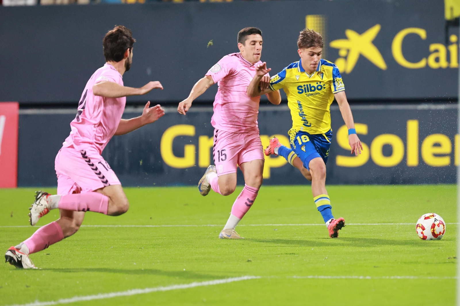 De la Rosa se escapa en carrera de Fran Gámez en busca del área rival.