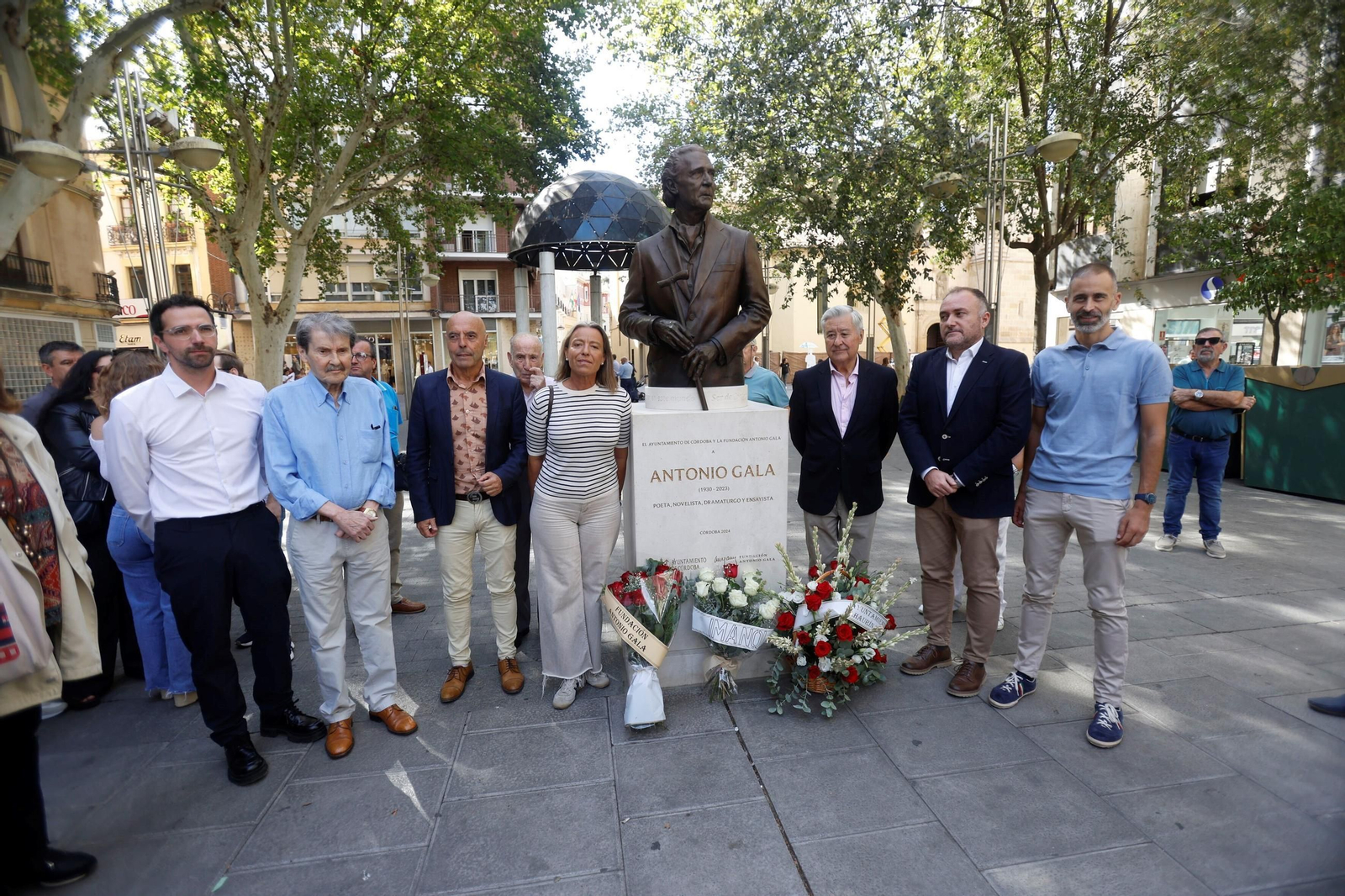 La ofrenda floral en honor a Antonio Gala, en imágenes