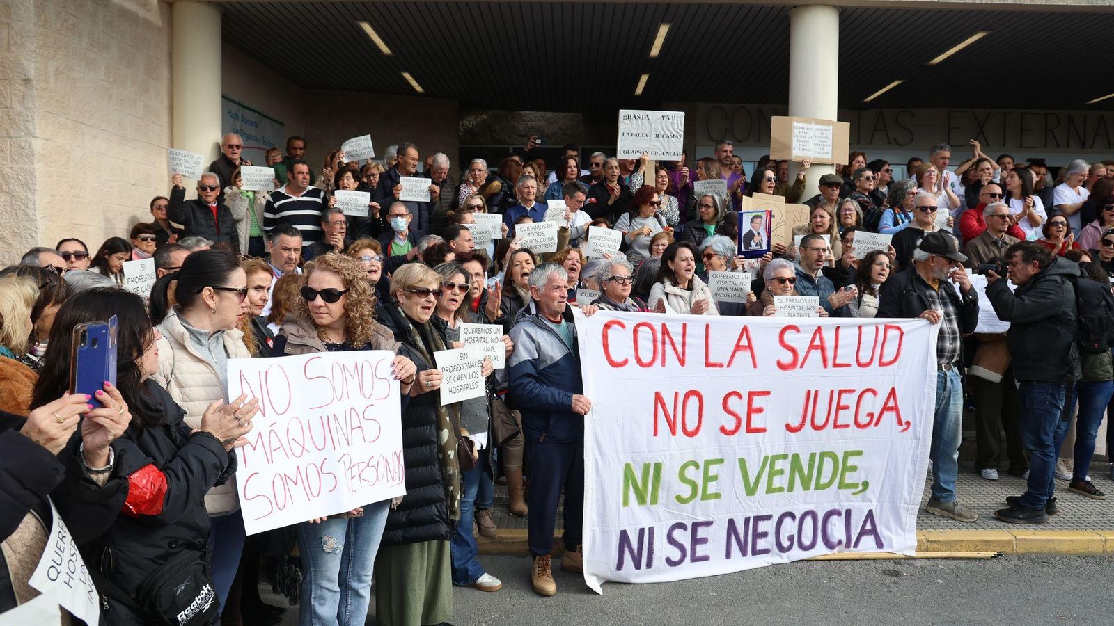 Profesionales sanitarios y pacientes se concentran en las puertas de Consultas Externas del Hospital Juan Ramón Jiménez.