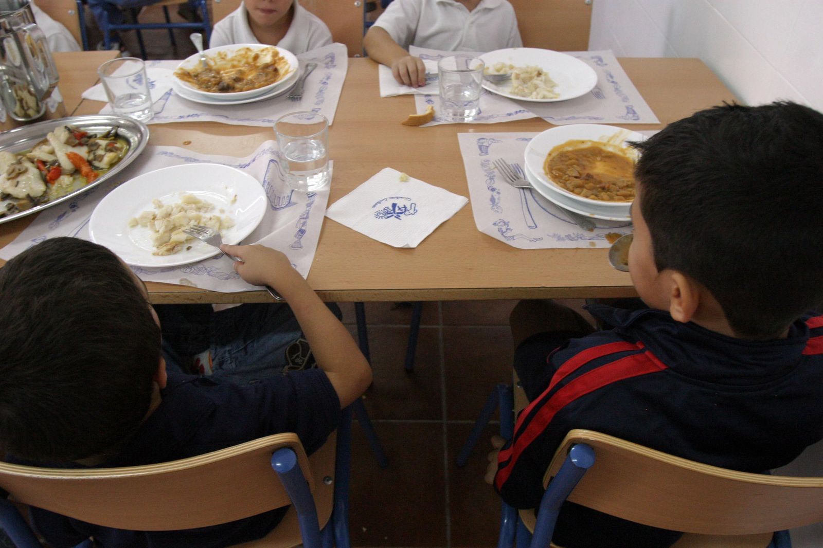 Niños en un comedor escolar.