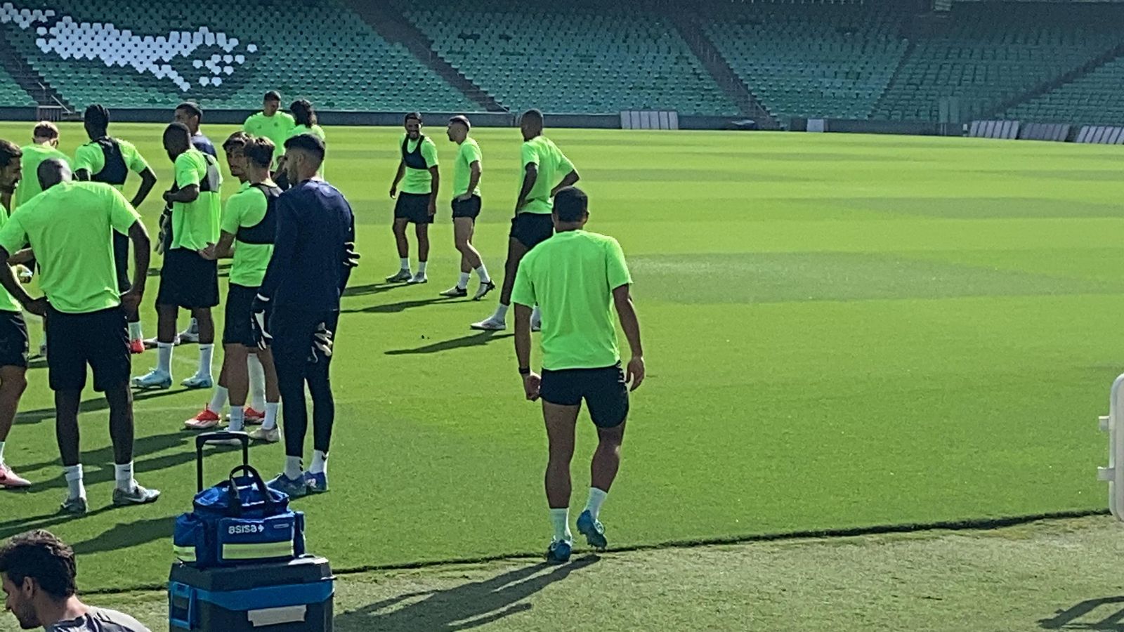 Vitor Roque saliendo al entrenamiento de este jueves