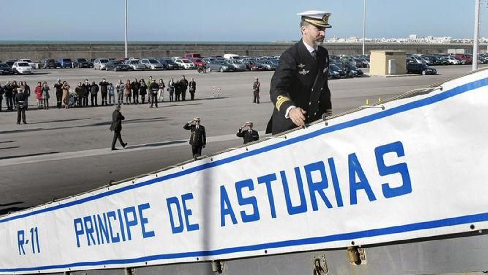 El rey Felipe VI sube a bordo del Príncipe de Asturias.