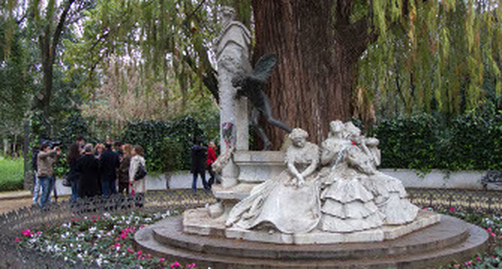 La estatua de la glorieta de Bécquer será desmontada por un árbol