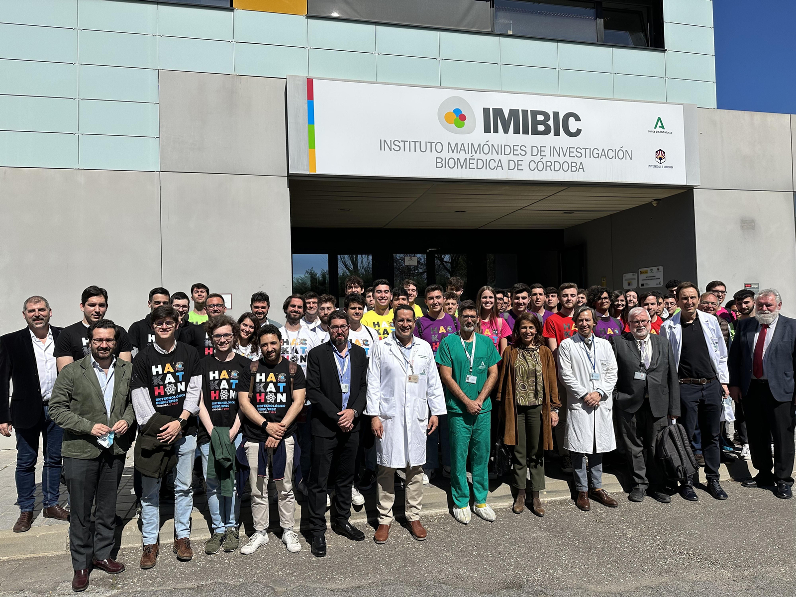 Alumnos y profesionales sanitarios durante la jornada. Alumnos y profesionales sanitarios durante la jornada.