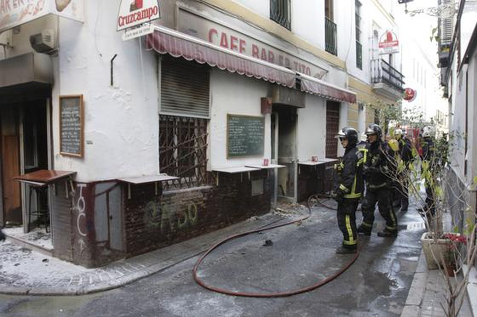 Los Bomberos mientras tratan de sofocar el incendio.

Foto: Ruesga Bono/José Ángel García