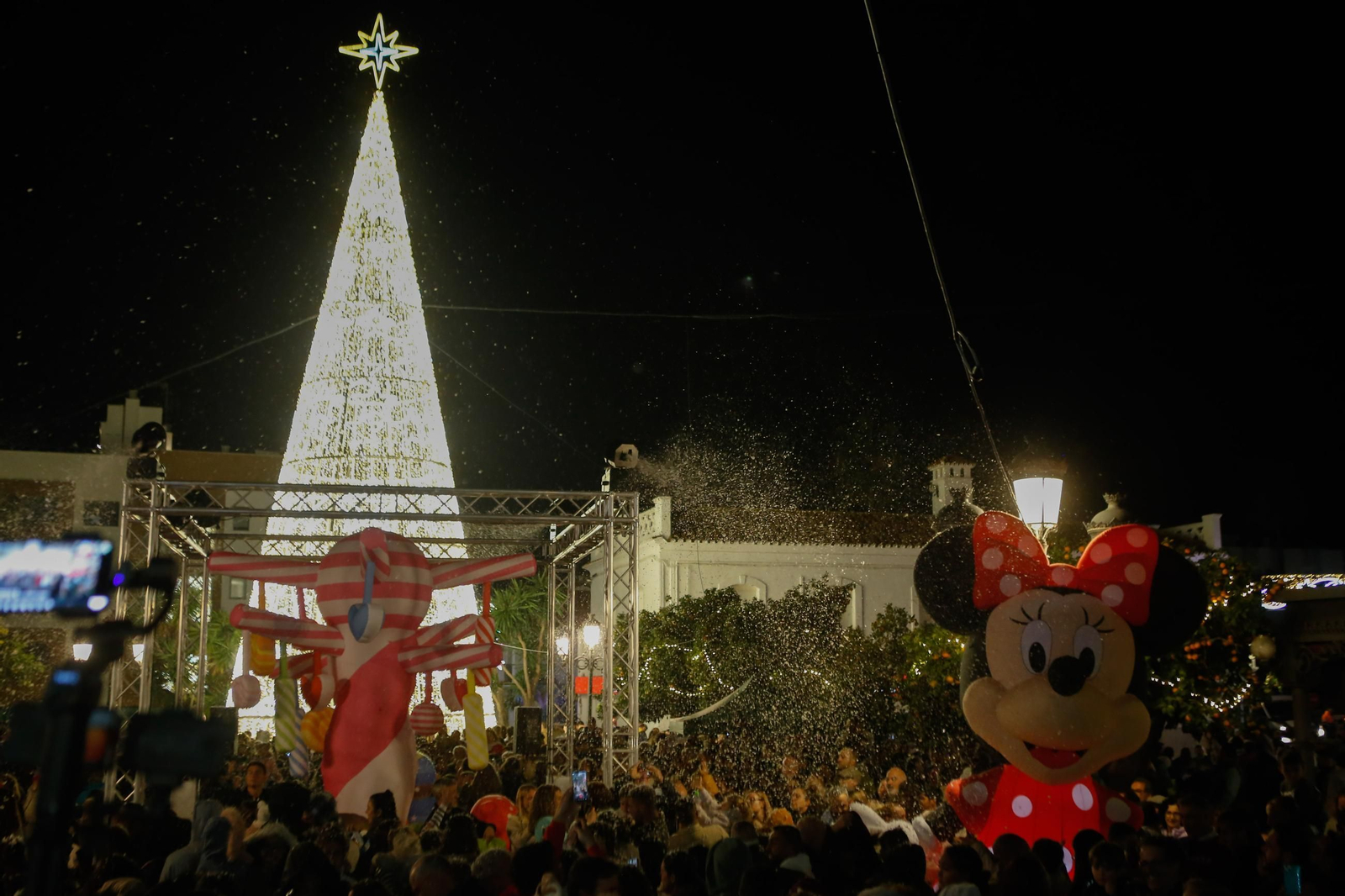 Fotos del encendido del alumbrado navideño en Los Barrios y la gran nevada artificial