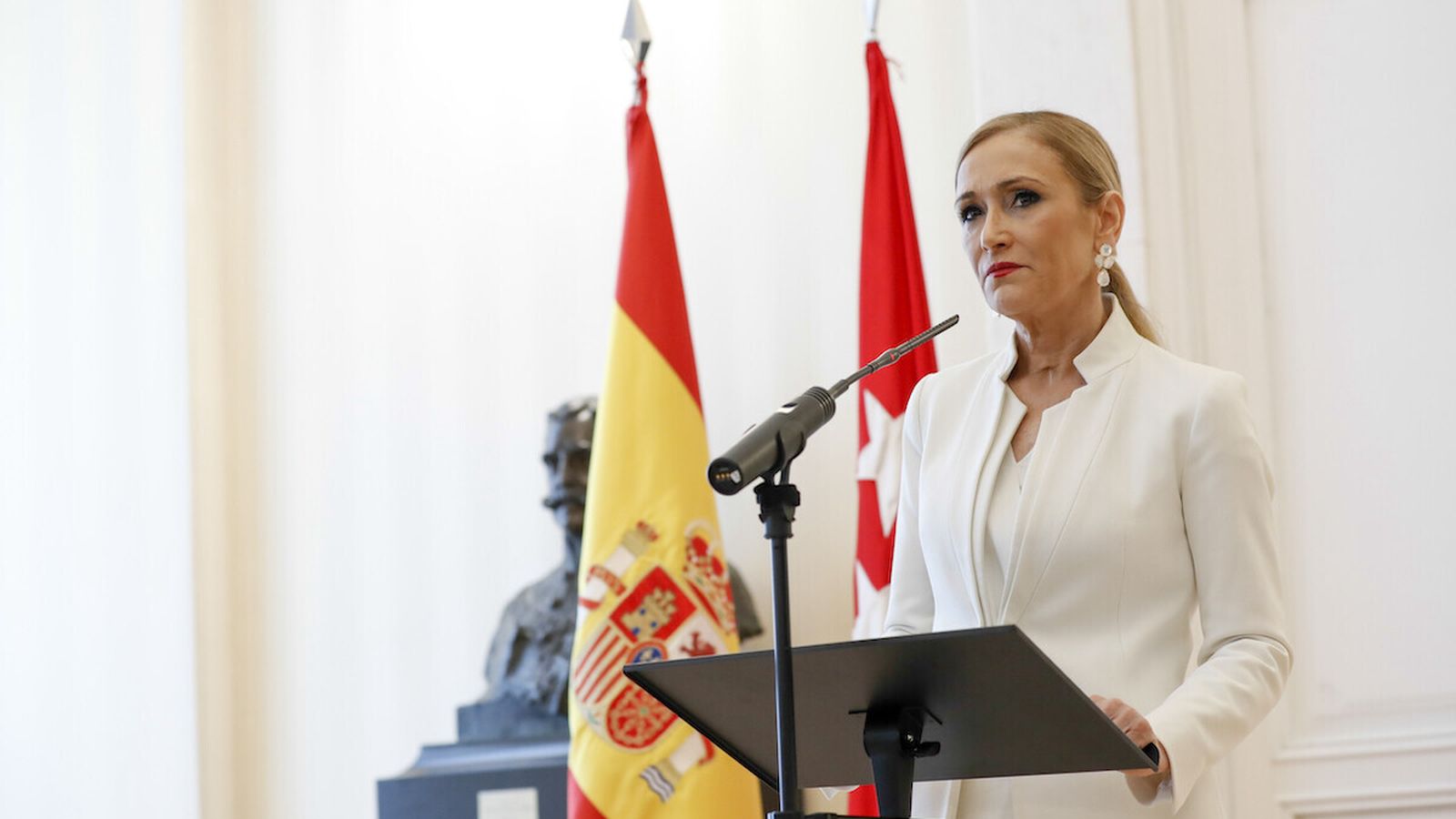 Cristina Cifuentes, con otro blazier blanco cuando abandonó el cargo de presidenta en 2018.