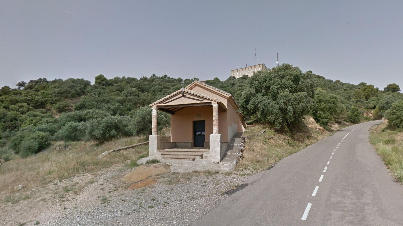 Esta es la Ermita de San José. Detrás está el Monasterio de El Pueyo.