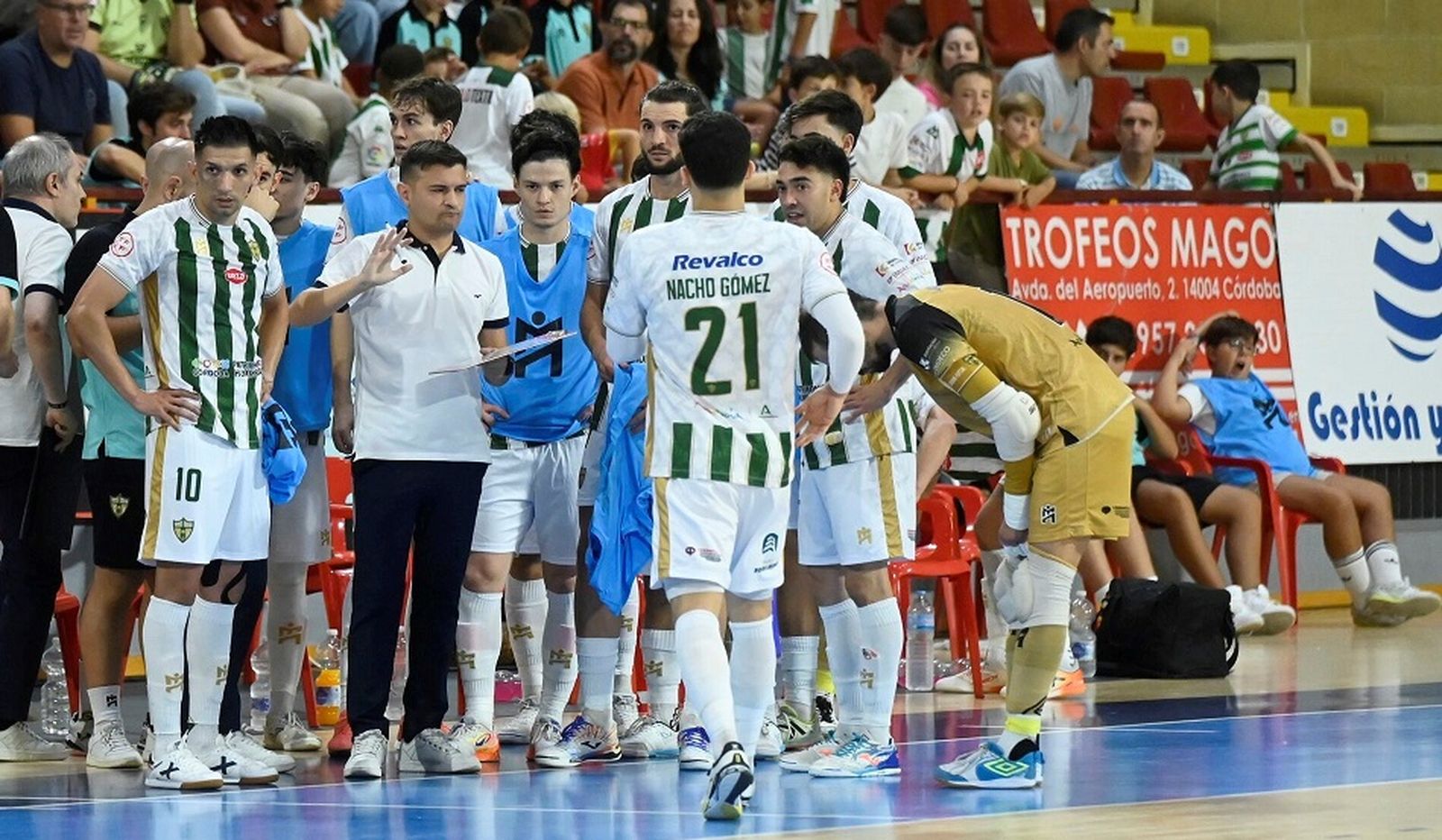 Ema Santoro hace indicaciones a los jugadores del Córdoba Futsal durante un tiempo muerto.