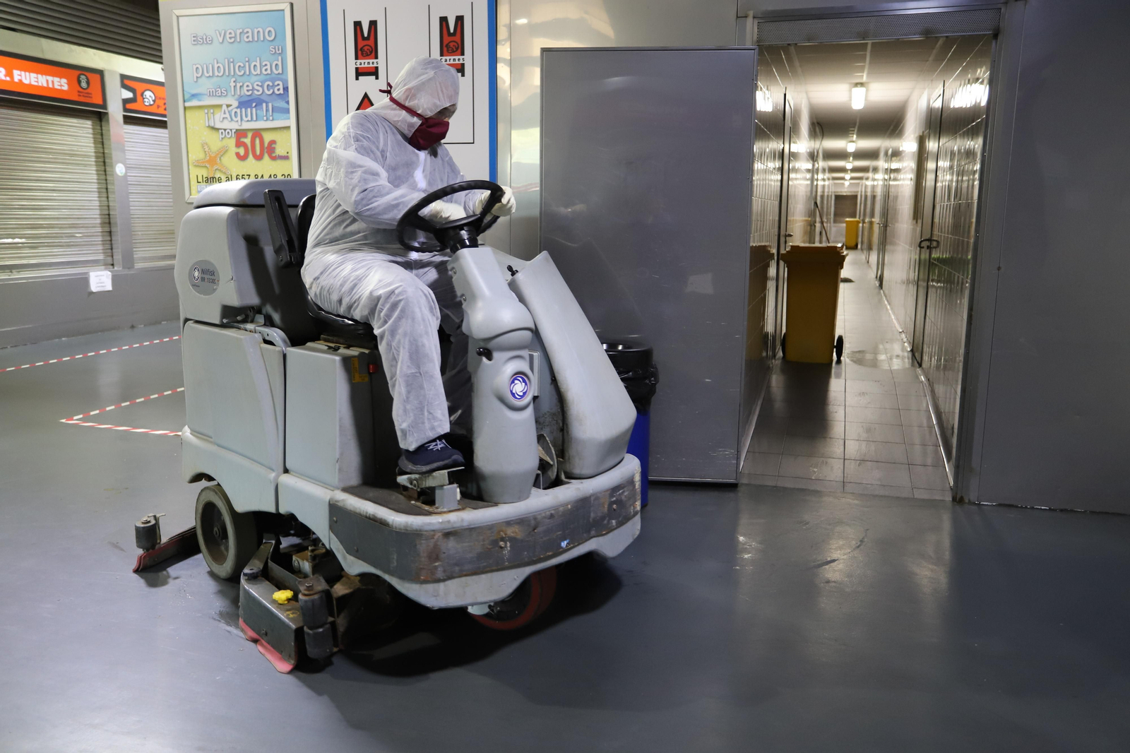 Imágenes de los trabajos de limpieza y desinfección del Mercado del Carmen en Huelva