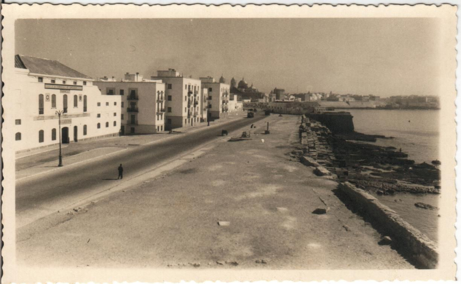 El destrozo de las murallas de Cádiz en imágenes que son historia