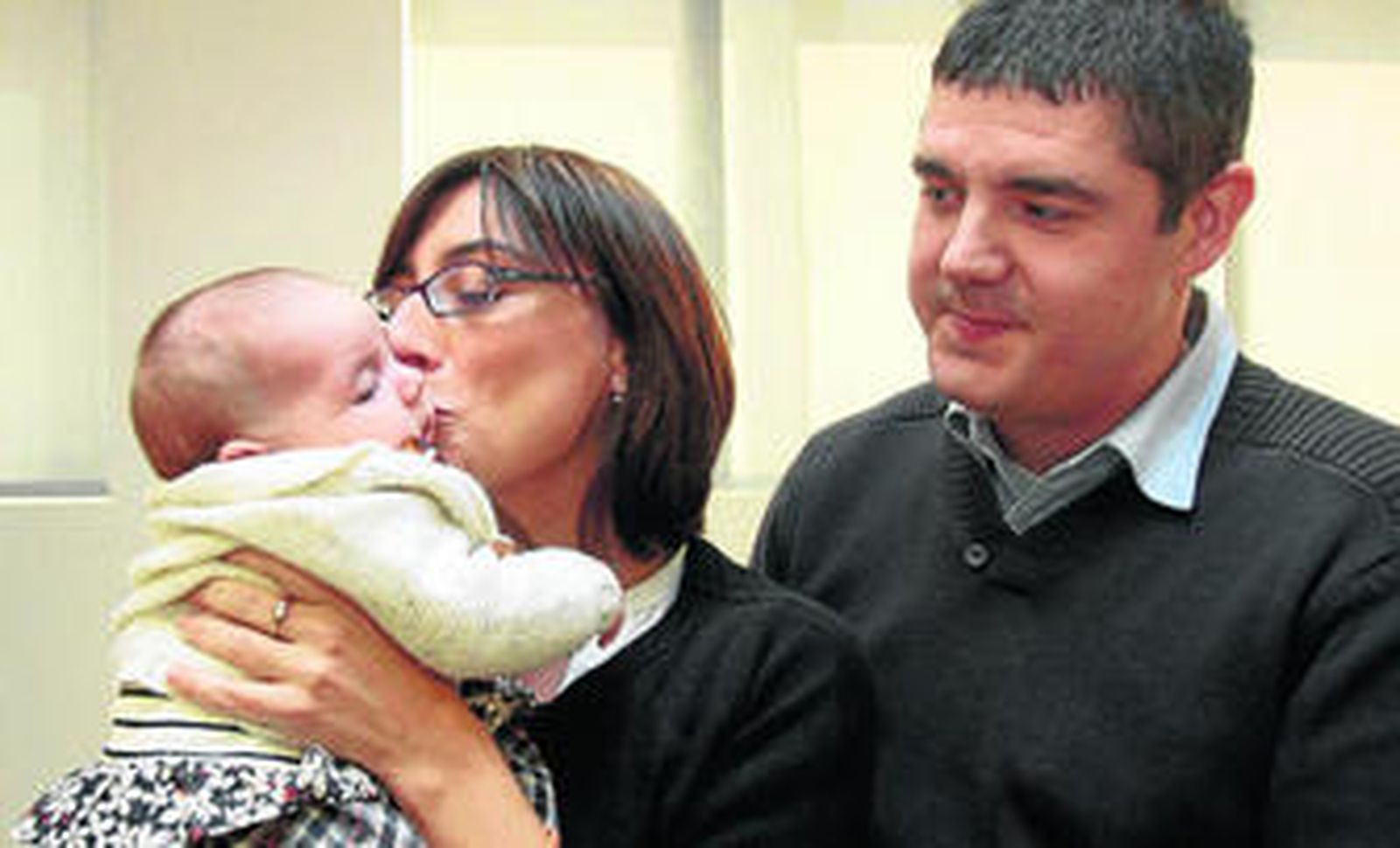 Amanda Martínez y José María Chico, ayer con su pequeña Amanda, que nació el 22 de diciembre de 2012.