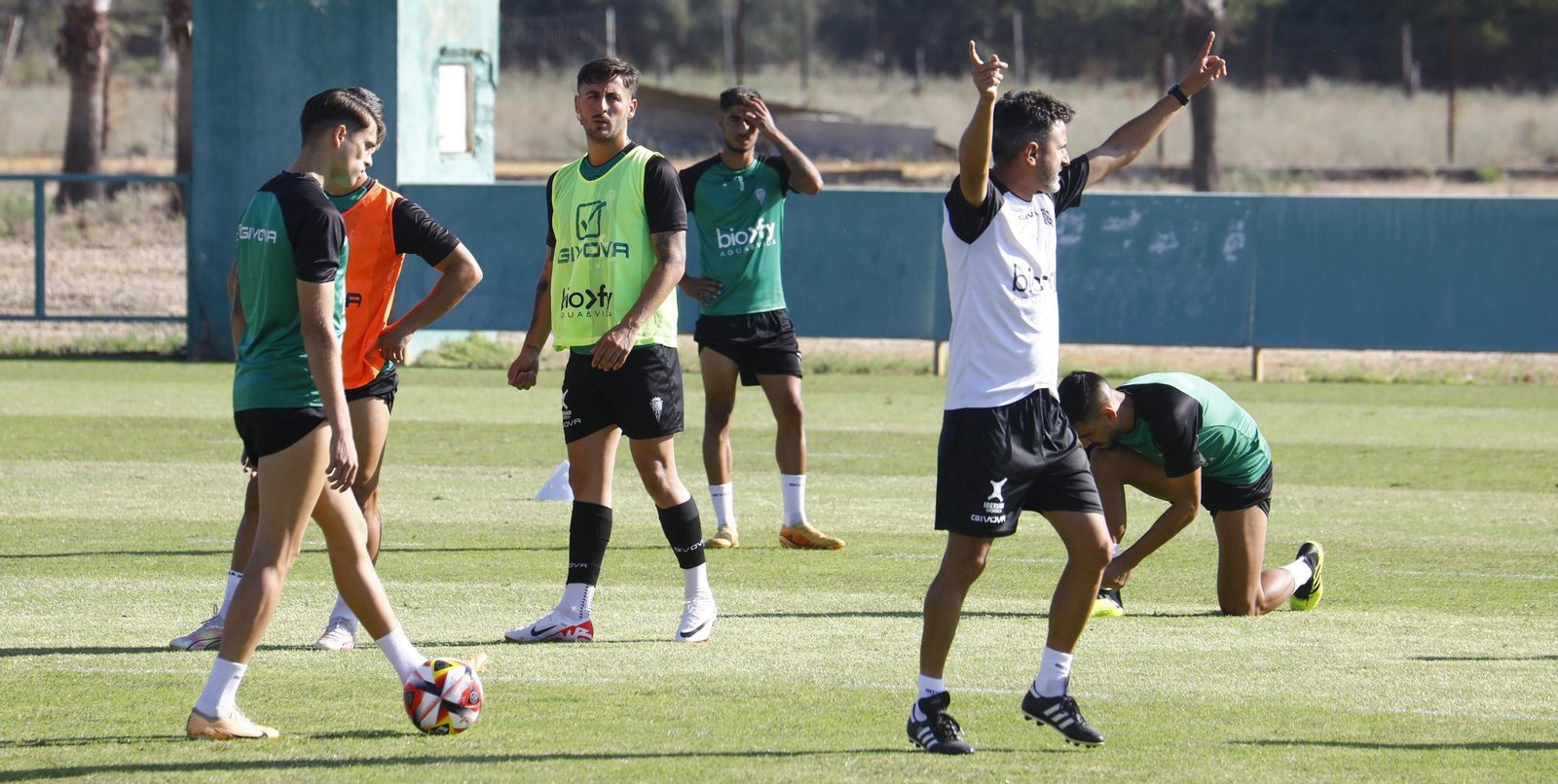 Iván Ania da instrucciones a sus jugadores en el entrenamiento del Córdoba CF de este martes.
