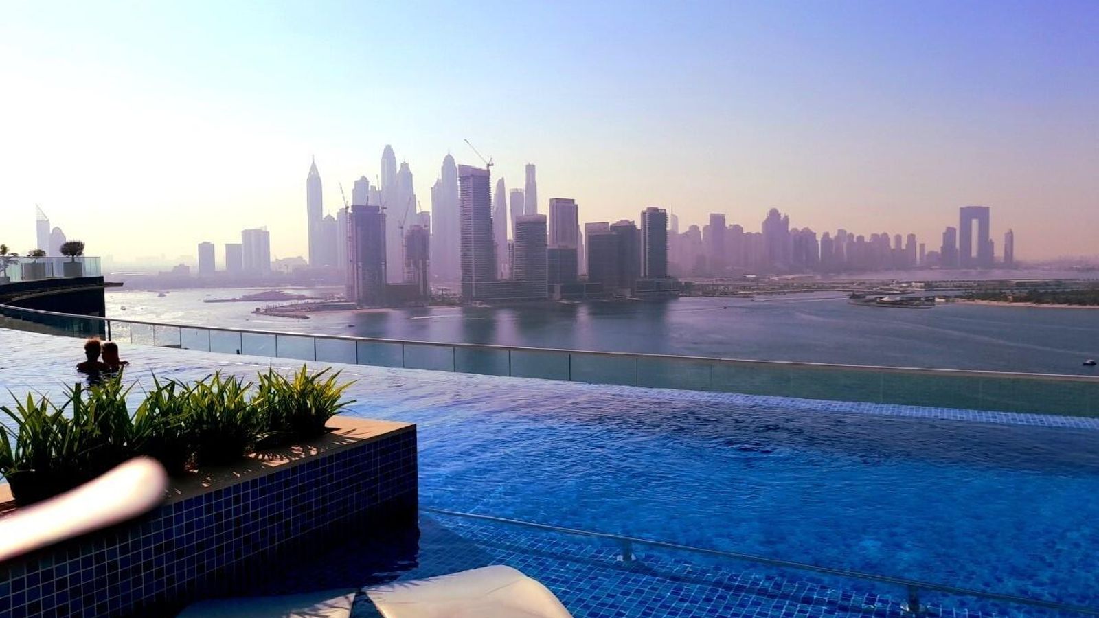 La piscina de la terraza del NH Collection Dubai The Palm La piscina de la terraza del NH Collection Dubai The Palm
