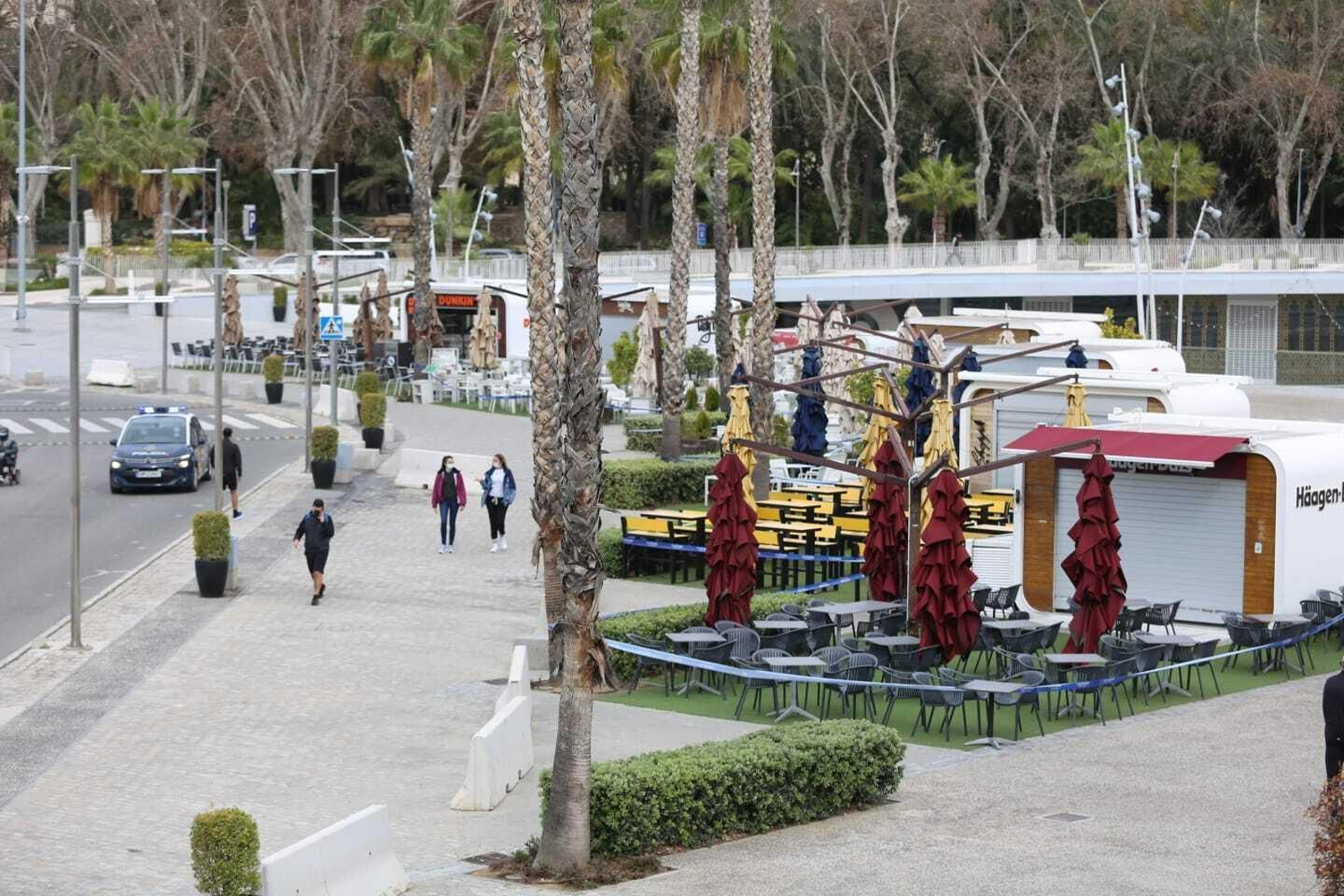 Locales cerrados en el Muelle Uno de la capital malagueña.