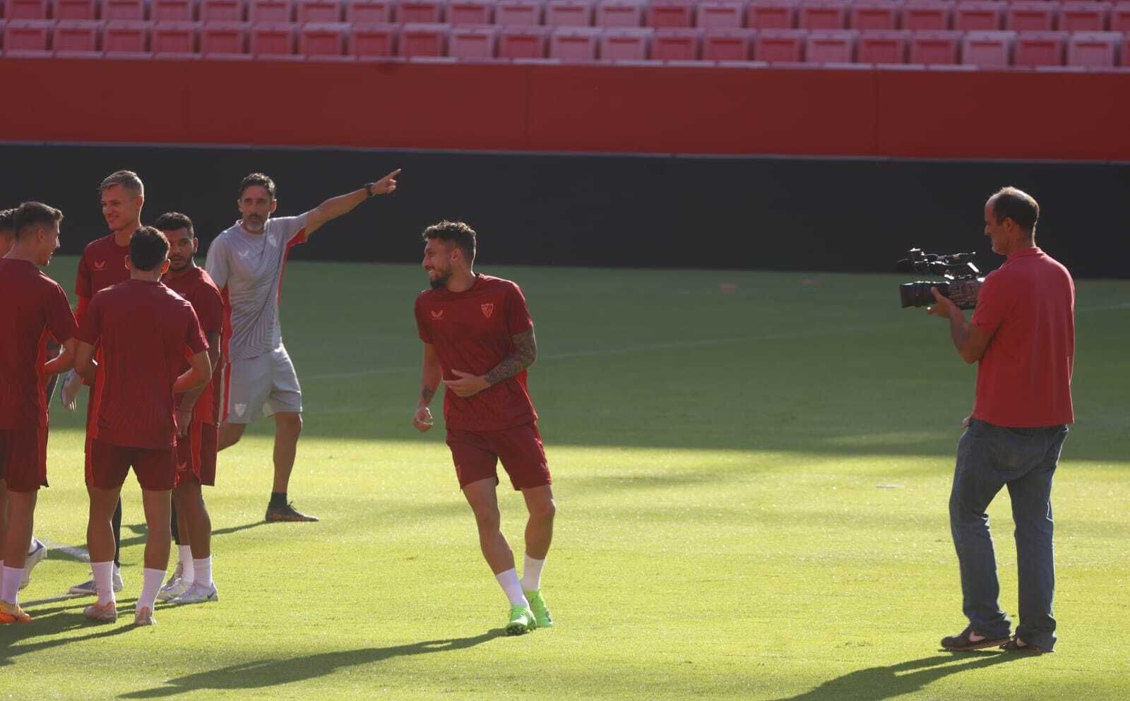 Alex Telles, la principal novedad, durante su primer entrenamiento con el Sevilla.