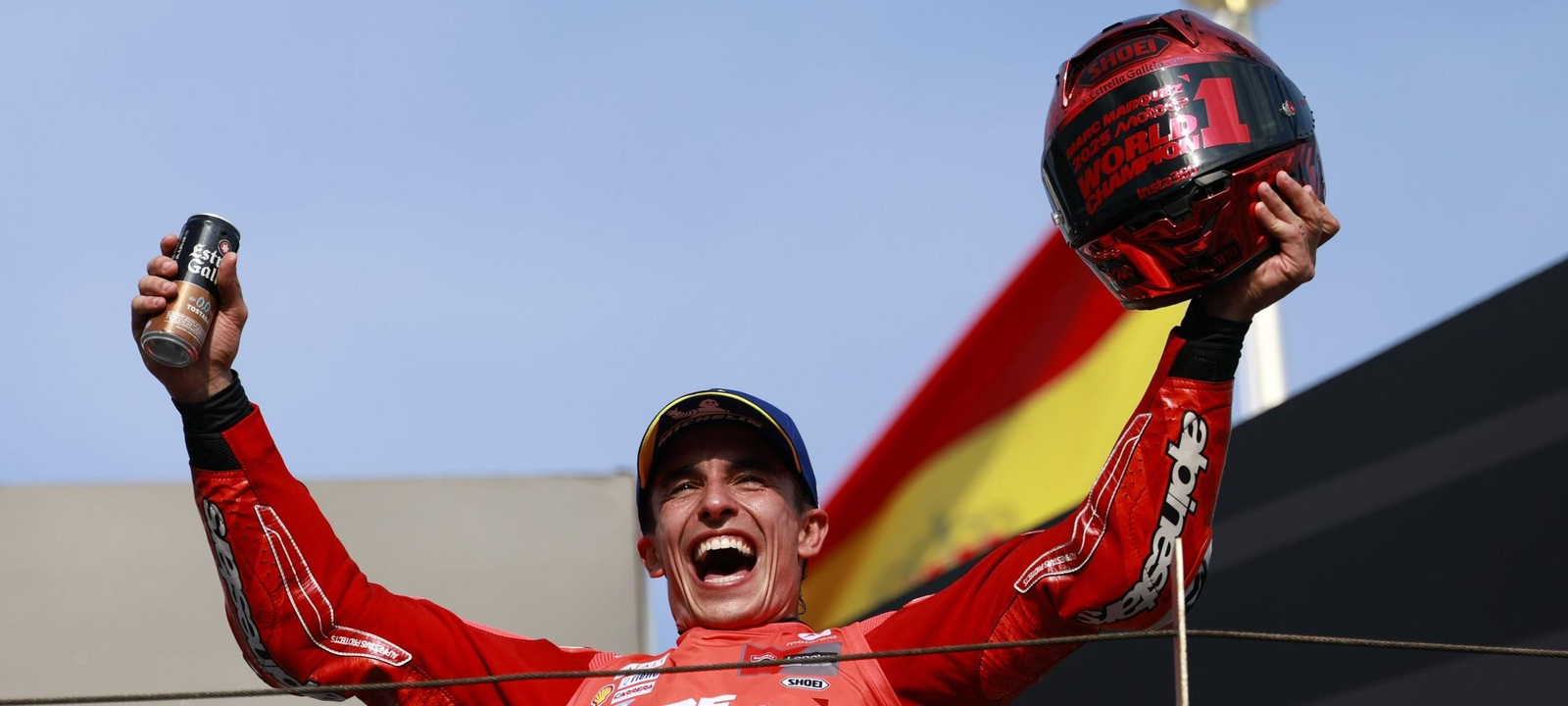 Marc Márquez celebra su nuevo título en el podio con la bandera española.