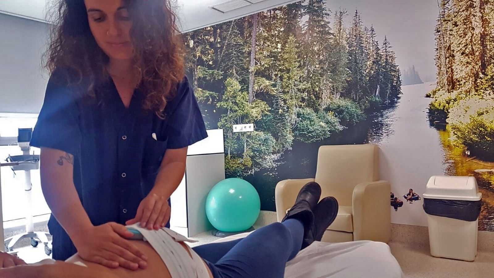 Una matrona atiende a una embarazada.