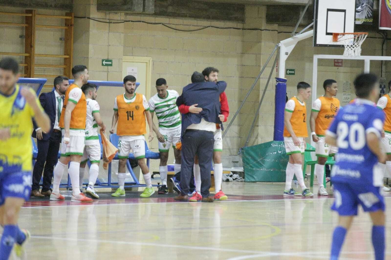 Josan González abraza a Zequi tras la victoria ante el Manzanares.