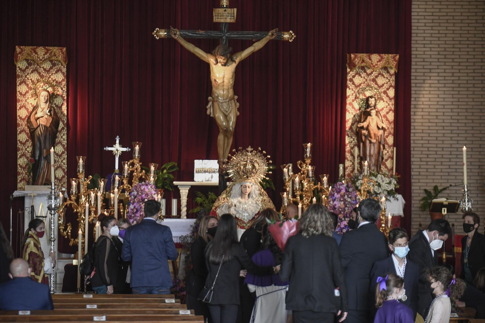 Las imágenes de la veneración de la hermandad de la Lanzada en el Zaidín