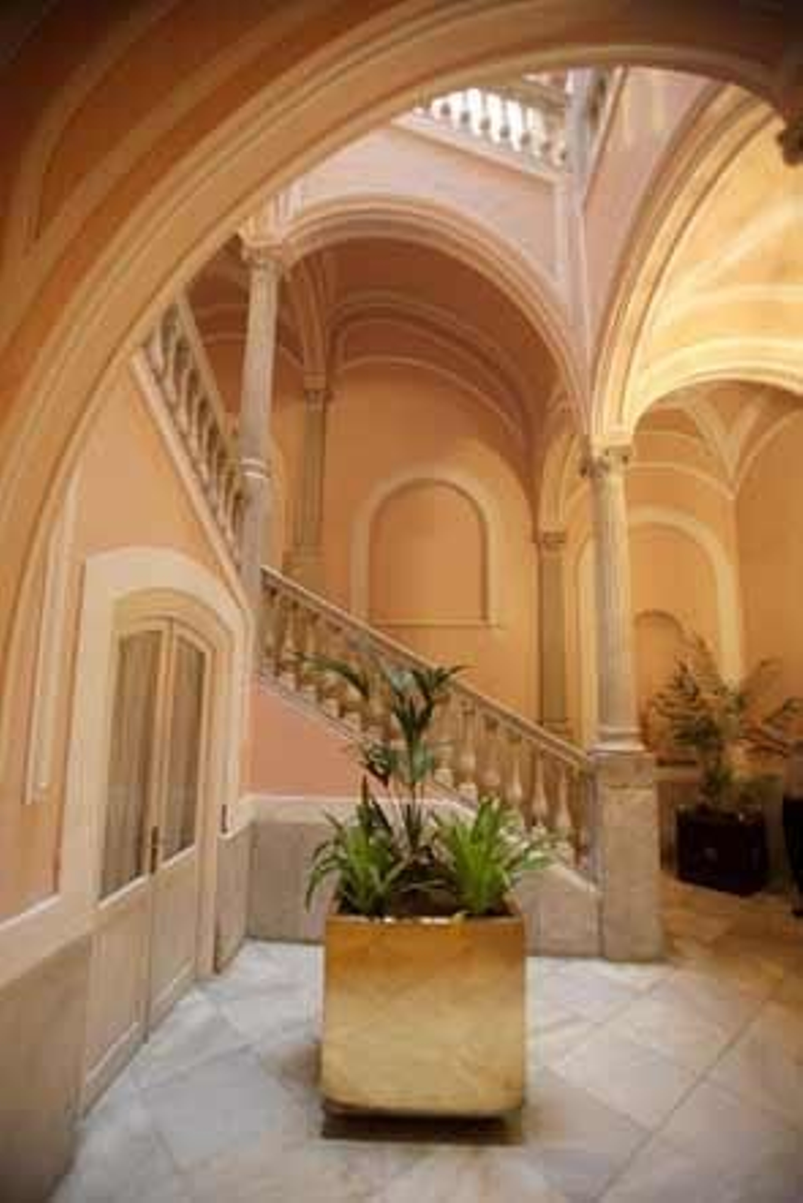 El inmueble, situado en la esquina de las calles Novena y Barrié, esobra del arquitecto Fernando Ortiz Vierna y fue construido en la segunda mitad del siglo XIX. Actualmente alberga  cuatro viviendas y un hermoso patio 

Foto: Jesus Marin