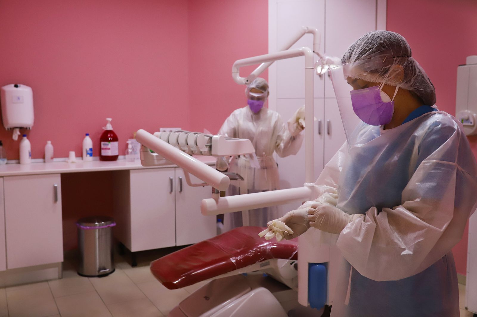 Un momento del proceso de preparación para atender a un paciente.