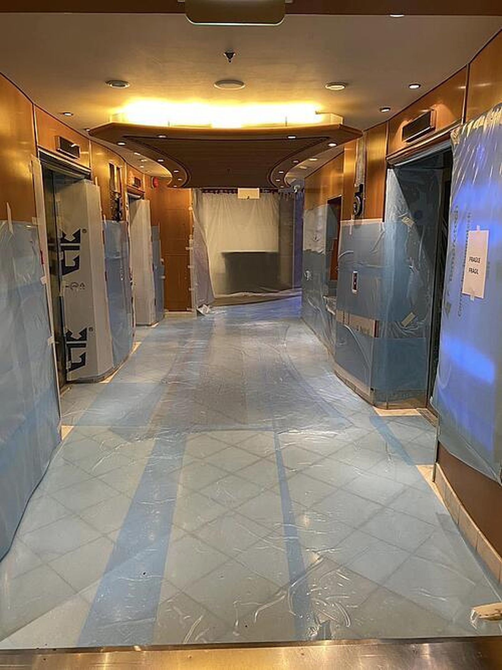 Imágenes del crucero Mariner of the Seas, durante su reparación en Navantia-Cádiz