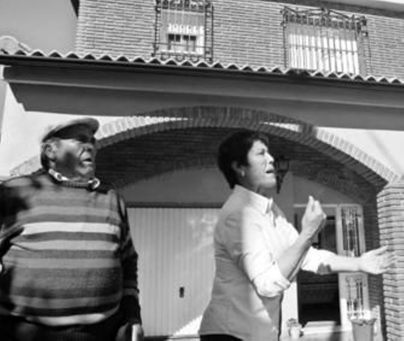 Francisca Rodríguez, junto a su padre, ayer, en la vivienda que hoy derribarán las máquinas.