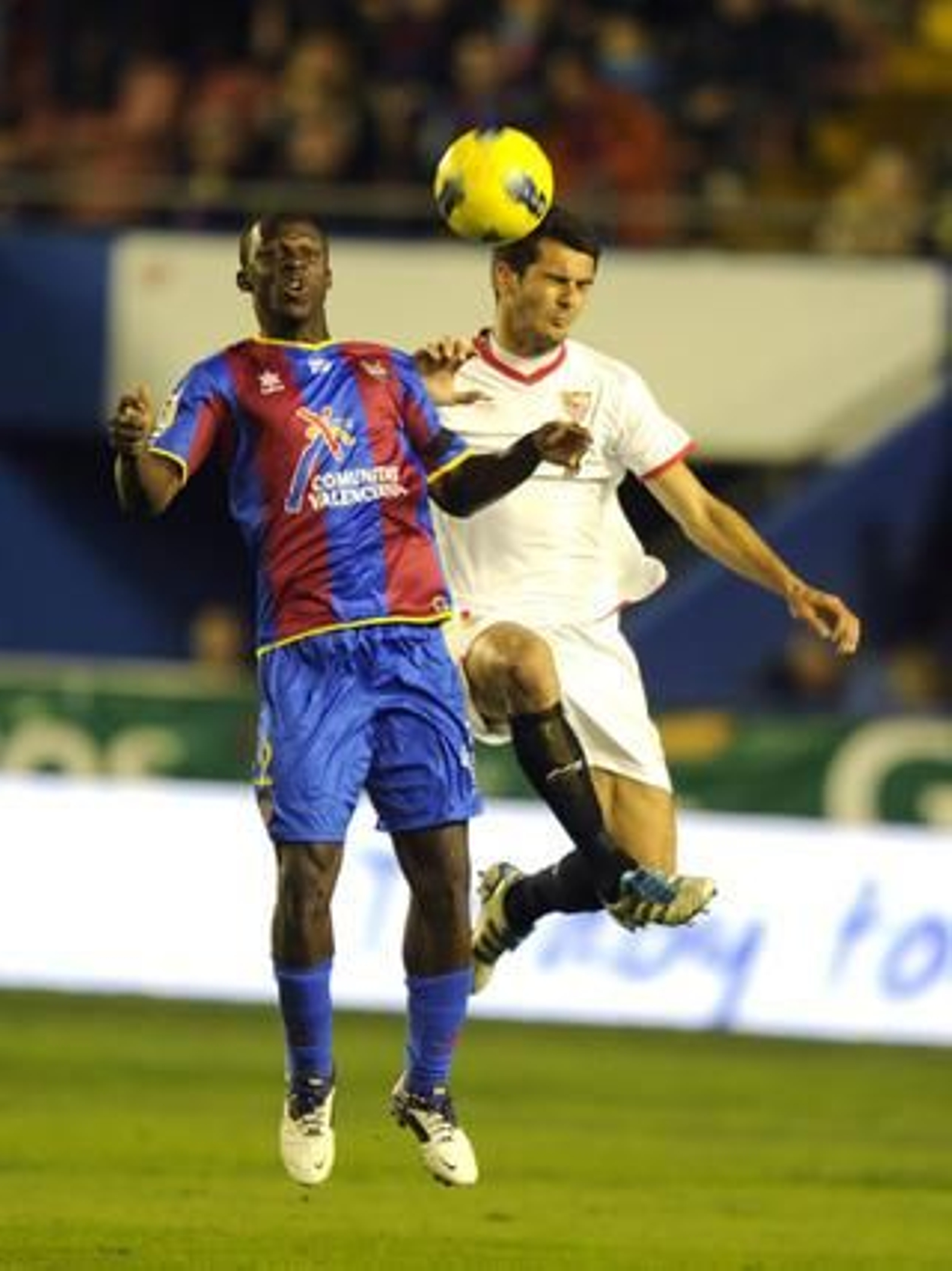 El Spahic presiona a Koné.

Foto: AFP