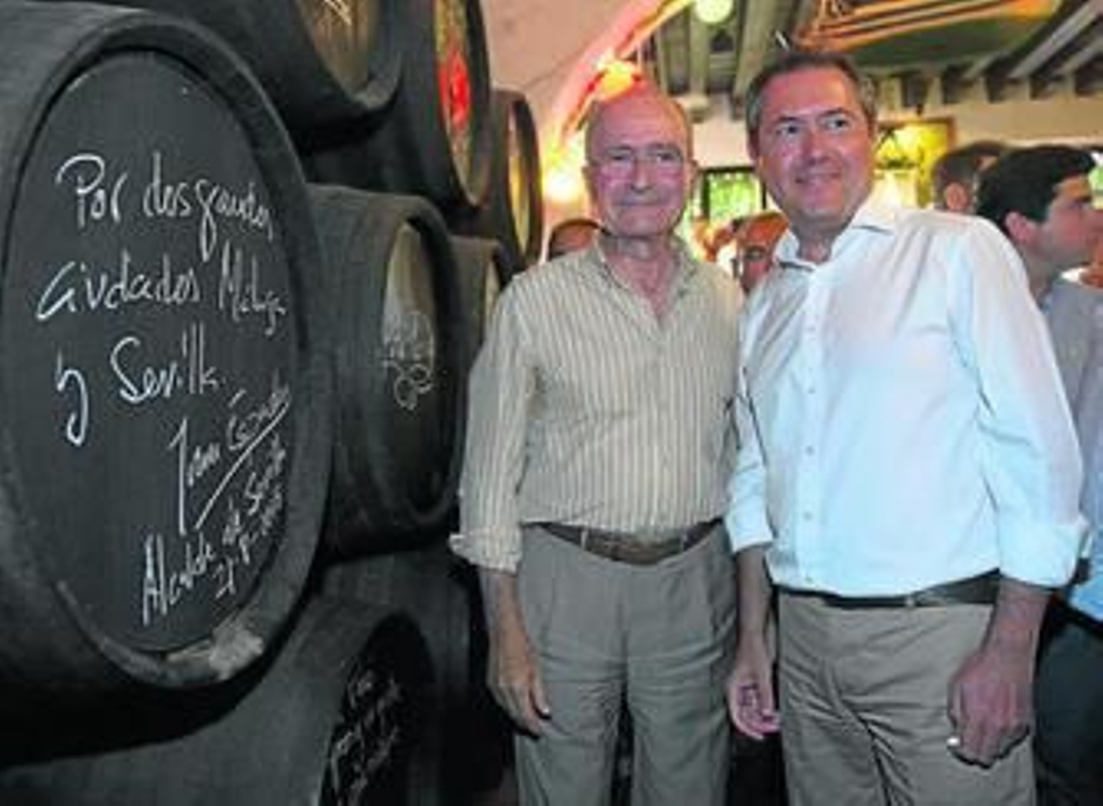 Francisco de la Torre y Juan Espadas posan en el interior de un local durante la Feria de Málaga.