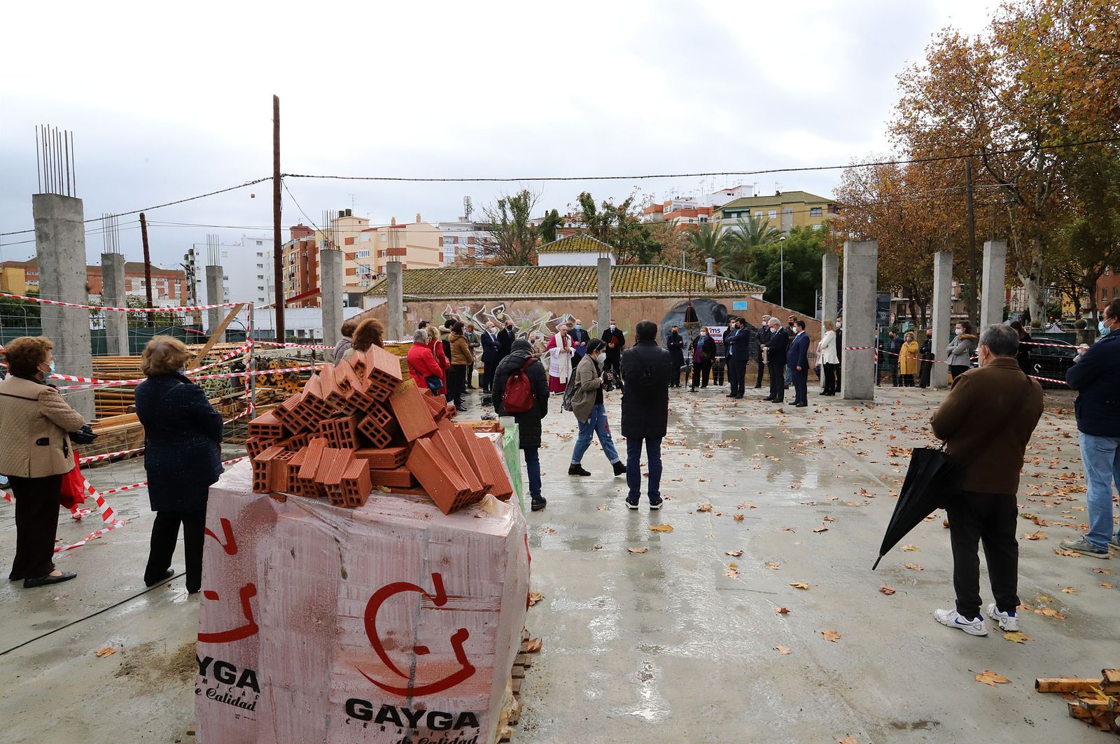 El Obispo de Huelva, Santiago Gómez, coloca la primera piedra de la nueva parroquia de Cristo Sacerdote, en imágenes