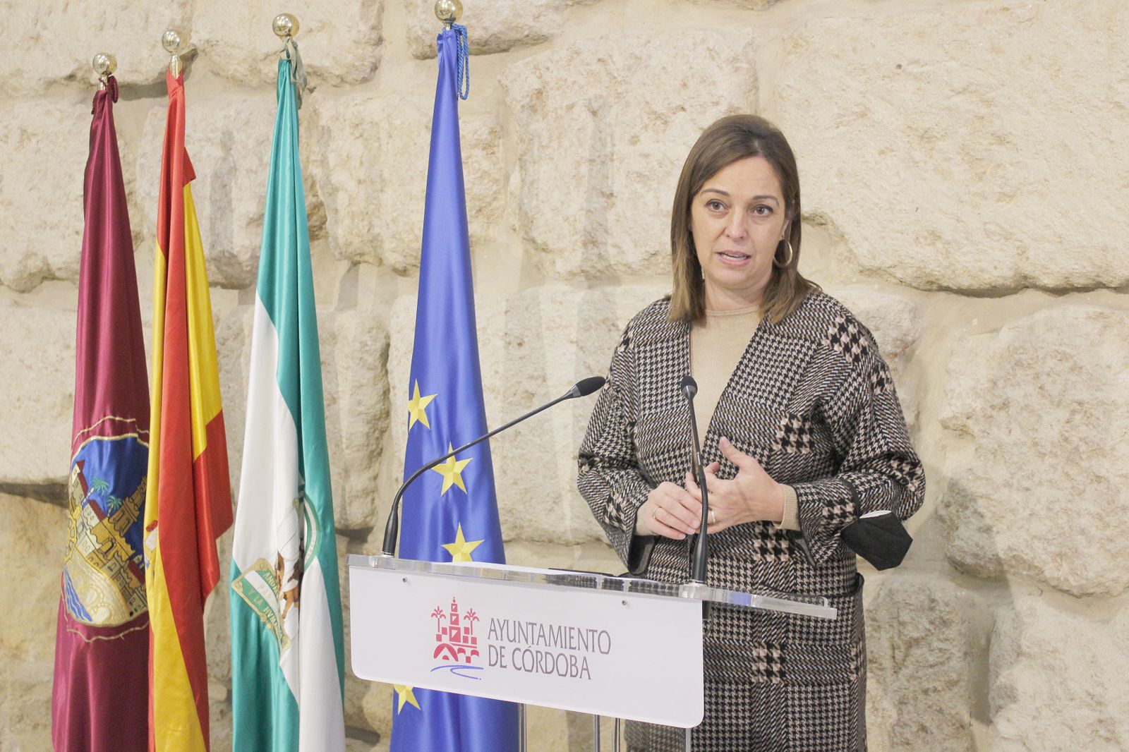 Isabel Ambrosio durante una rueda de prensa en el Ayuntamiento de Córdoba.