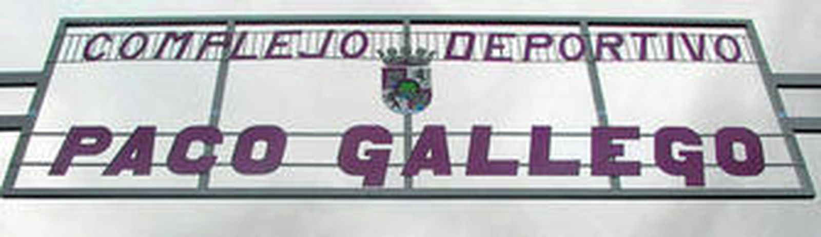 Letrero que da un nuevo nombre al complejo deportivo.